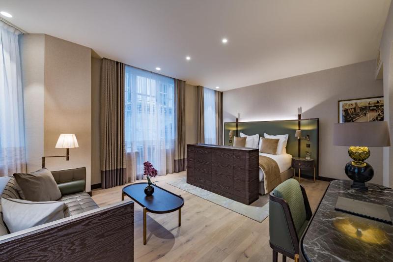 One-Bedroom King Suite with Balcony - Norfolk image 4