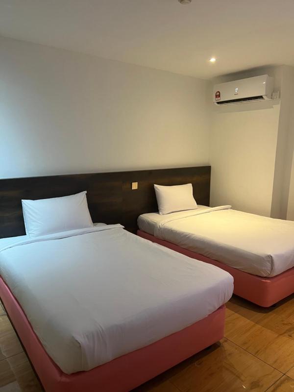 Standard Twin Room image 2
