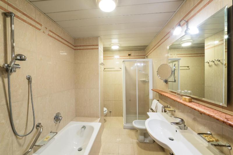 Junior Suite with Balcony image 4