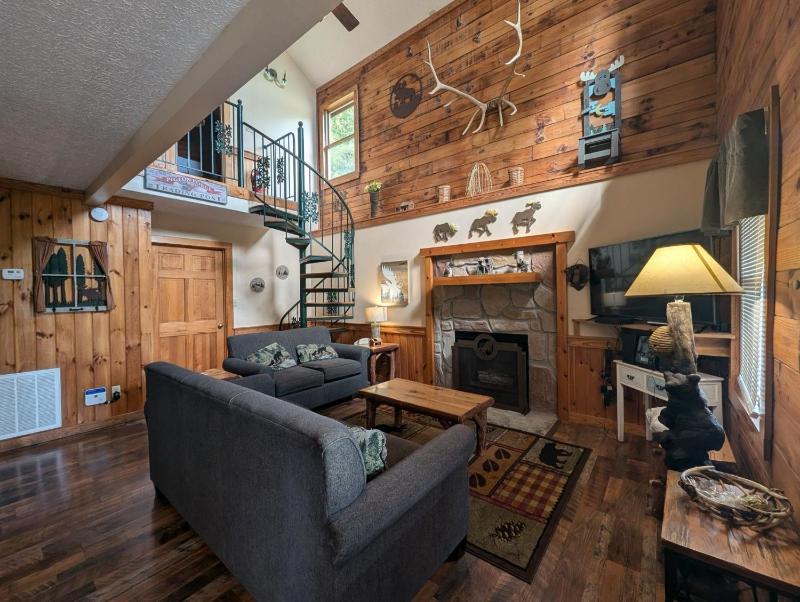ER13 - Moose Manor Great location - Close to town! cabin - image 13