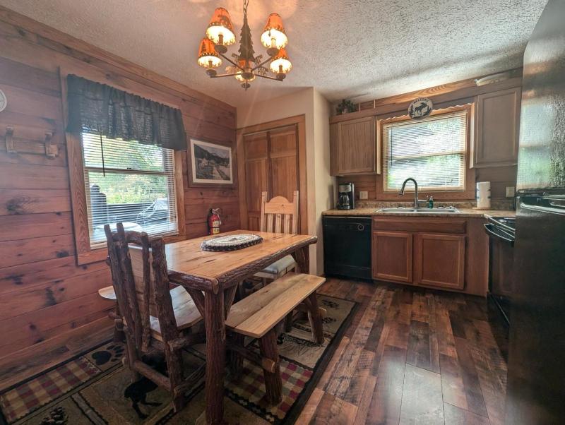 ER13 - Moose Manor Great location - Close to town! cabin - image 2