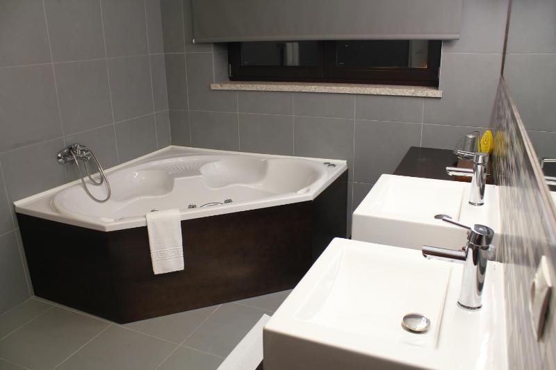Suite with Hot Tub image 4
