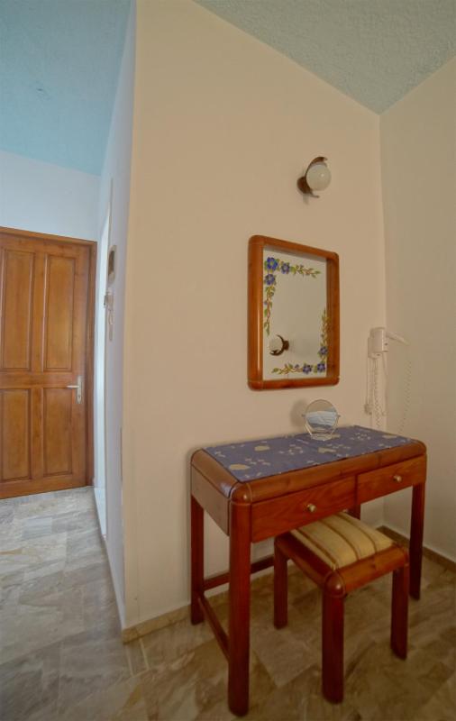Twin Room image 4