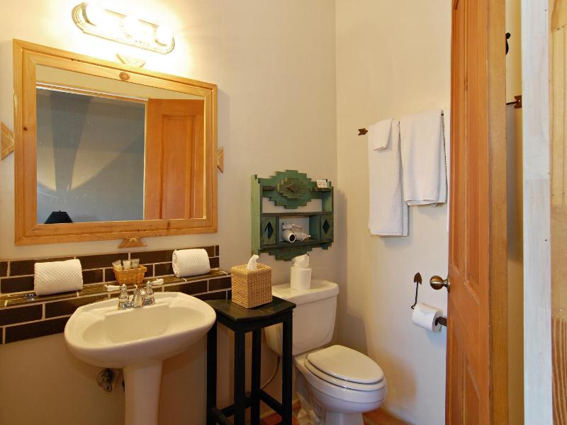 Deluxe Queen Room image 3