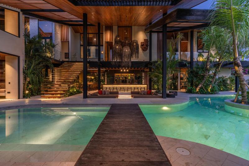 Villa Baratega - Dreamy Urban Tropical 6BR Villa for Large Group - image 9