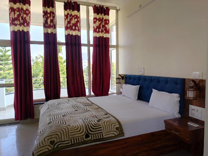 Deluxe Double Room with Balcony image 1