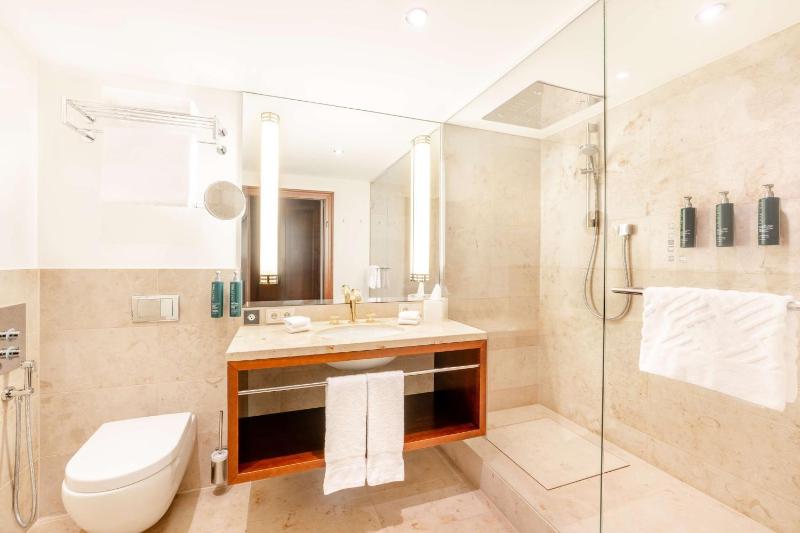 One-Bedroom Executive King Suite image 3