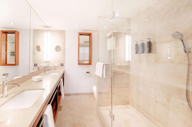 Deluxe King Room with Lake View image 3