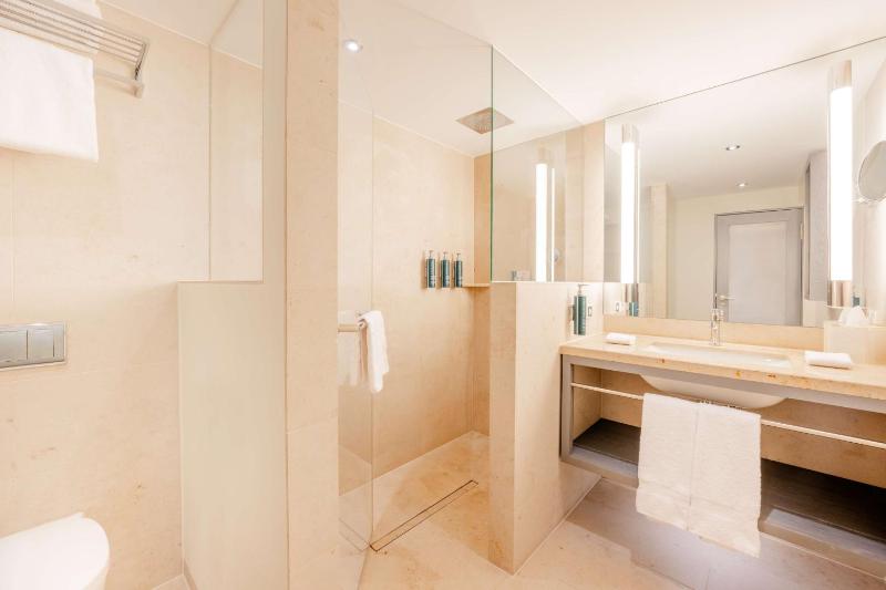 Deluxe King Room with Park View image 2