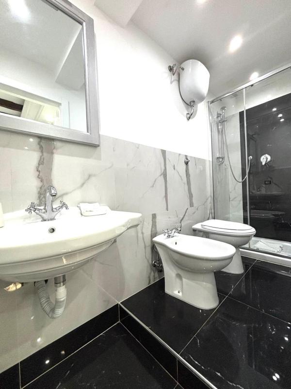 Small Double or Twin Room image 2