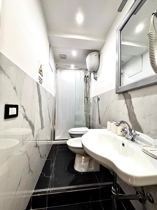 Deluxe Double or Twin Room with Balcony image 2