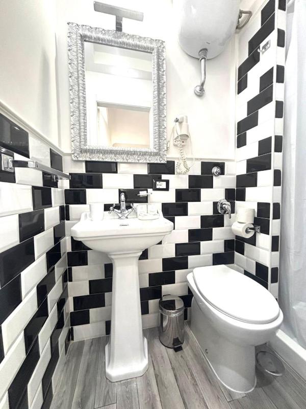 Economy Double Room image 3