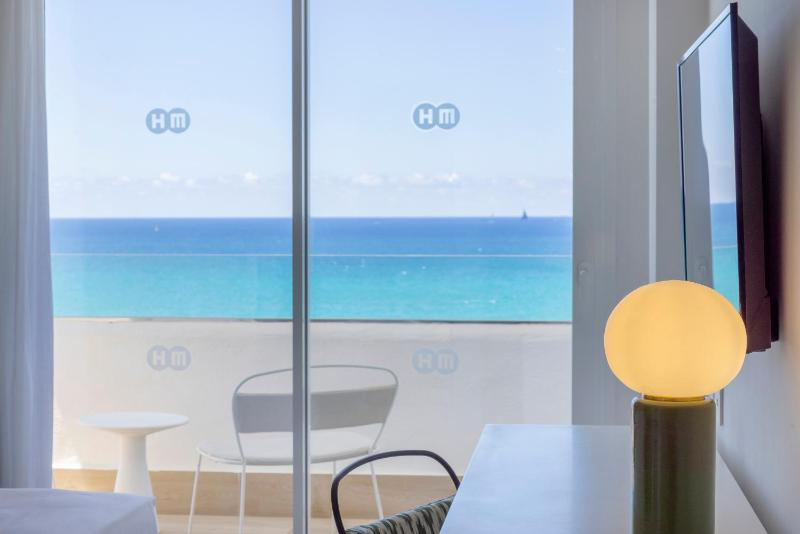 Premium Twin Room Sea View with Balcony image 3