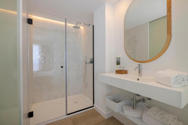 Premium Twin Room Sea View with Balcony image 1