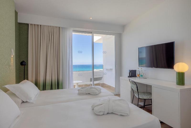 Premium Twin Room Sea View with Balcony image 2