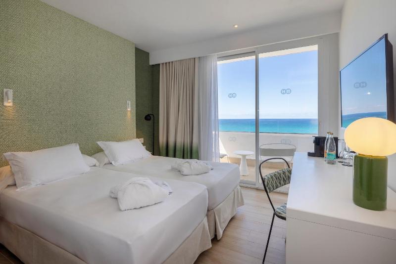 Premium Twin Room Sea View with Balcony image 4