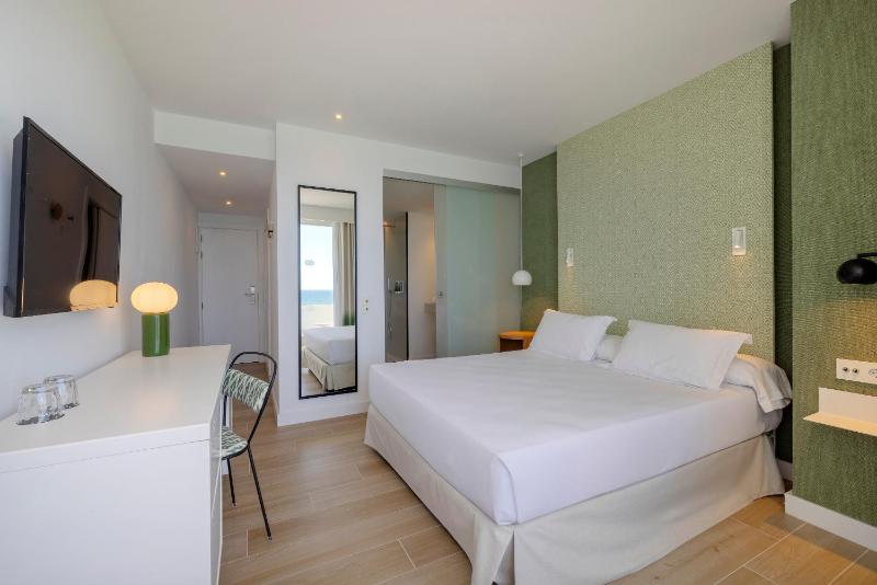 Twin Room Sea view with Balcony image 3