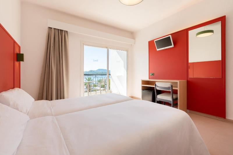 Twin Room with Sea View image 4