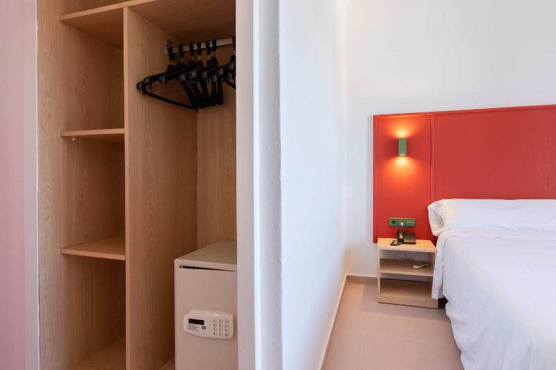 Budget Twin Room image 3
