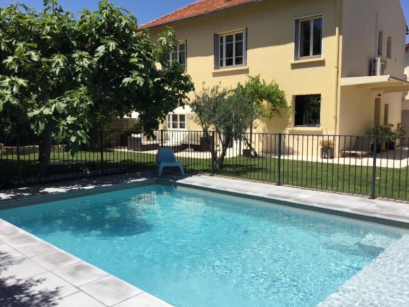 Beautiful vacation rental with private pool in the heart of the city of Avignon sleeps 8. - image 1