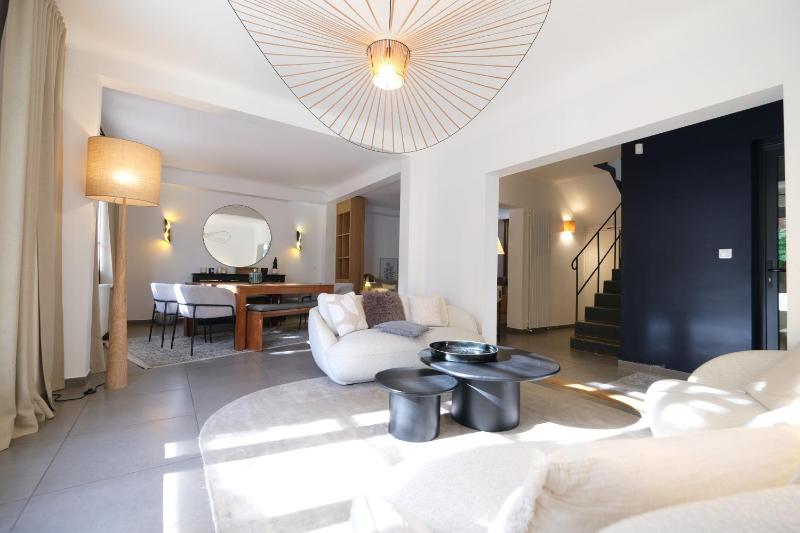 Beautiful vacation rental with private pool in the heart of the city of Avignon sleeps 8. - image 43