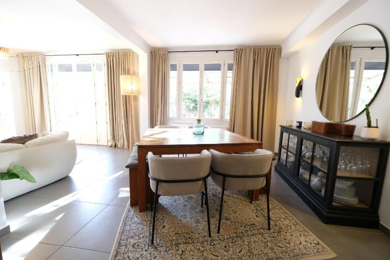 Beautiful vacation rental with private pool in the heart of the city of Avignon sleeps 8. - image 47
