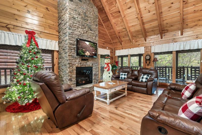 Spacious Mountain Cabin Perfect for Relaxing - image 14