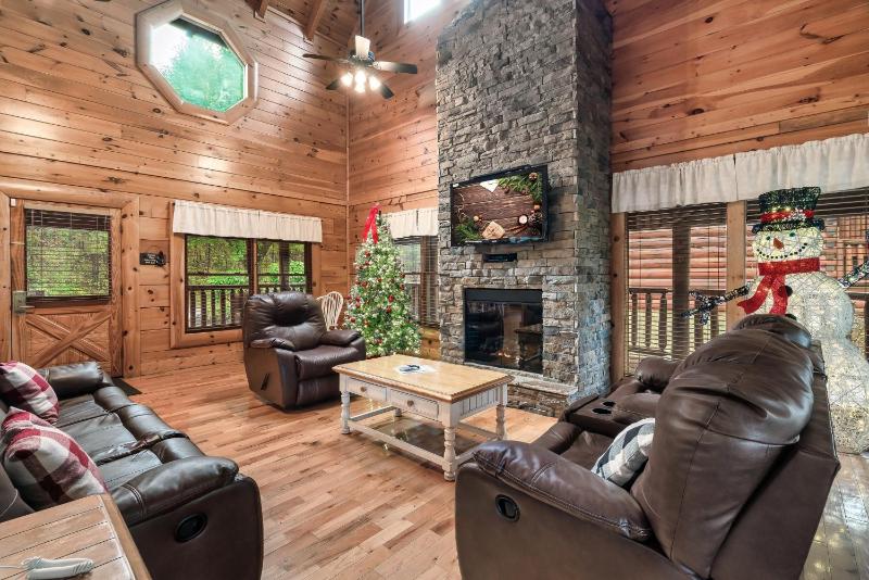 Spacious Mountain Cabin Perfect for Relaxing - image 29