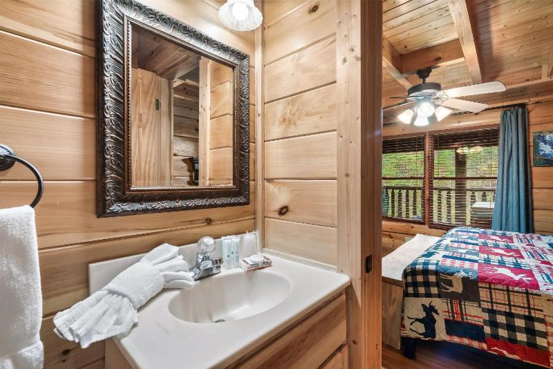 Spacious Mountain Cabin Perfect for Relaxing - image 13