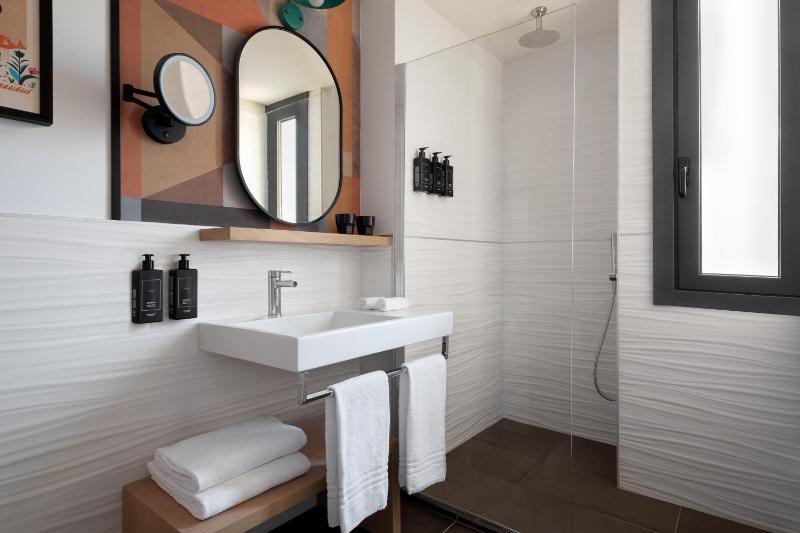 Deluxe King Room with Balcony or Terrace image 2