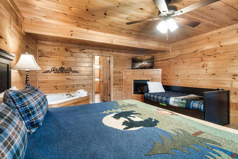 Spacious Mountain Cabin Perfect for Relaxing - image 33