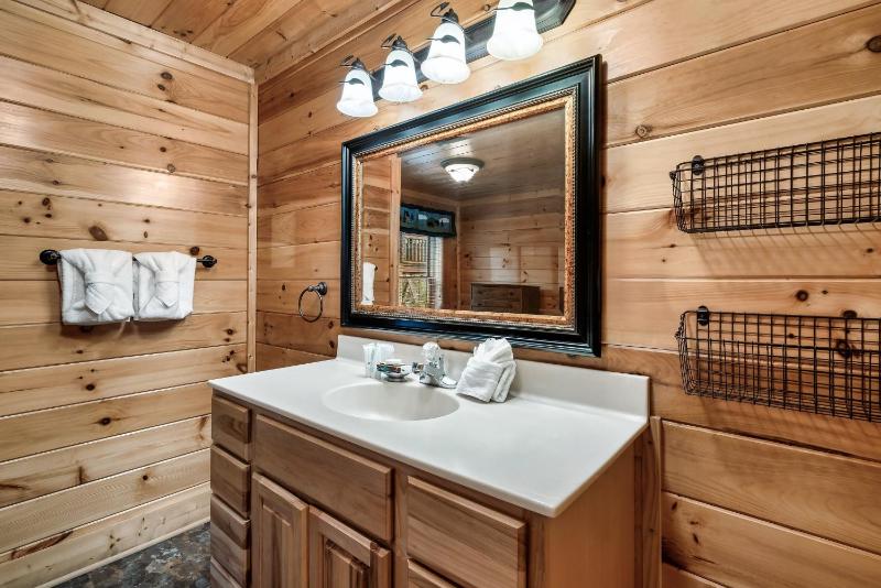 Spacious Mountain Cabin Perfect for Relaxing - image 17