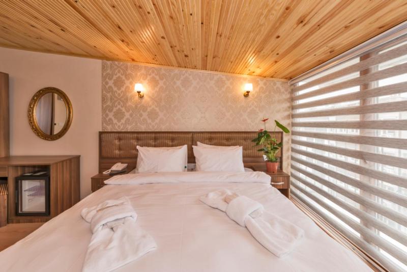 Deluxe Triple Room with Sea View image 2