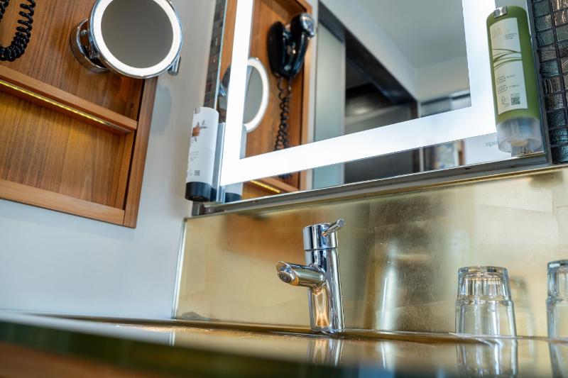 Deluxe Modern Art image 2