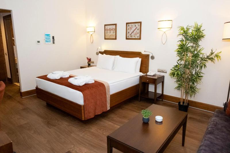 Deluxe Room image 3
