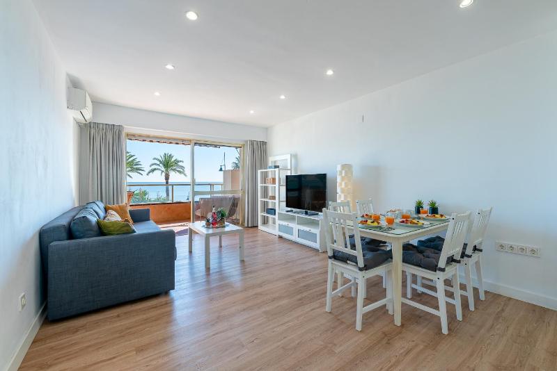 797 HOLIDAY RENTALS - Moderno piso en primera linea de playa - image 5