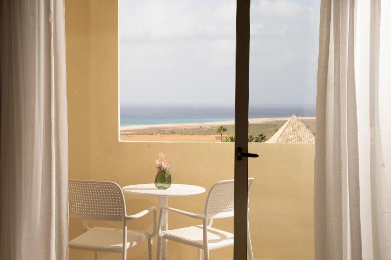 Junior Suite with Side Sea View image 3