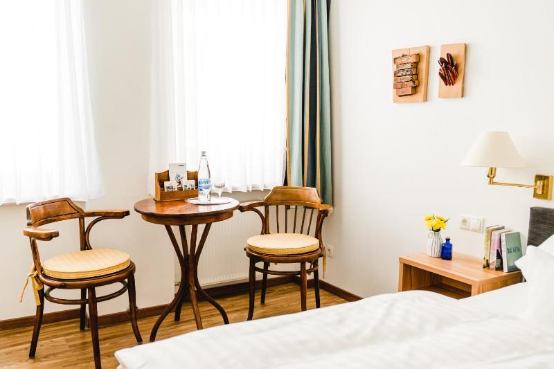 Economy Double Room image 3