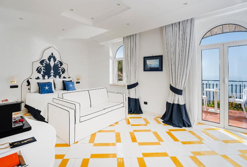 Deluxe Double Room with Terrace and Sea View image 1