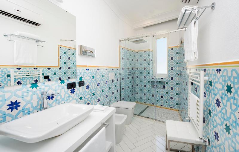 Suite with Terrace and Sea View image 4