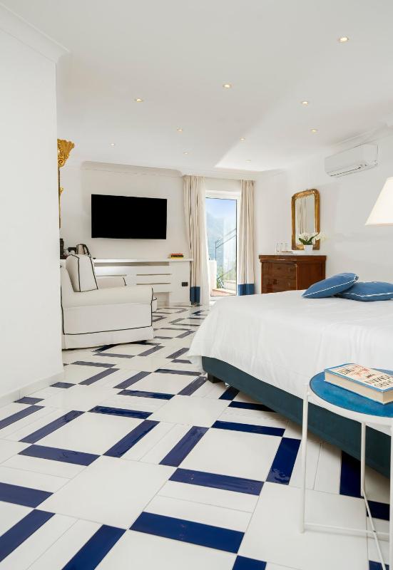 Junior Suite with Terrace and Sea View image 1