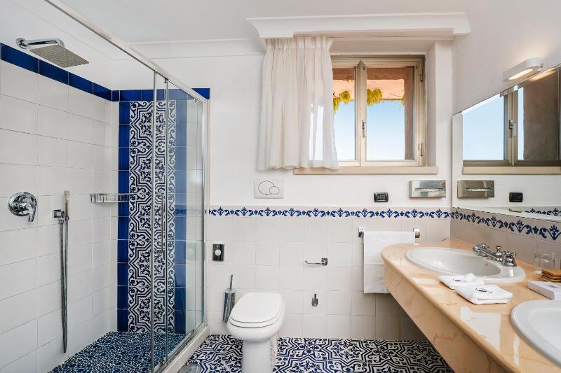 Junior Suite with Terrace and Sea View image 2