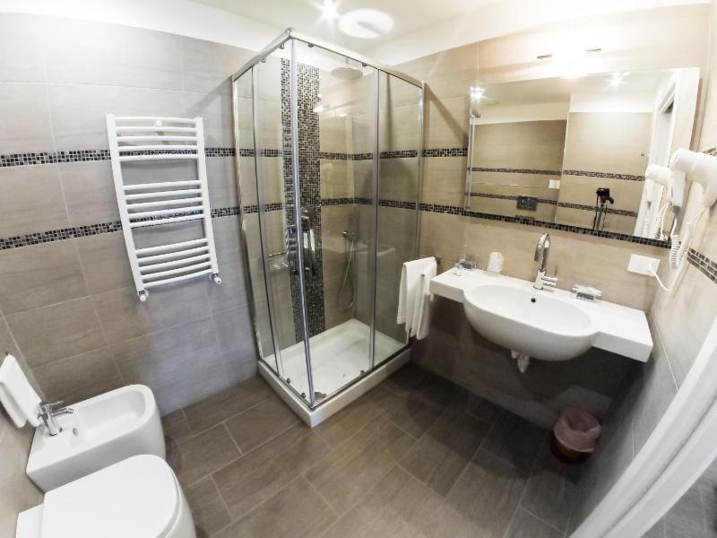 Deluxe Double Room image 2
