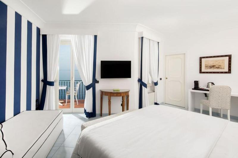 Deluxe Double Room with Terrace and Sea View image 2