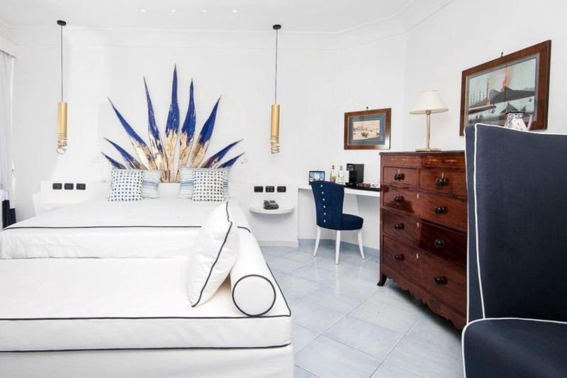 Deluxe Double Room with Terrace and Sea View image 3