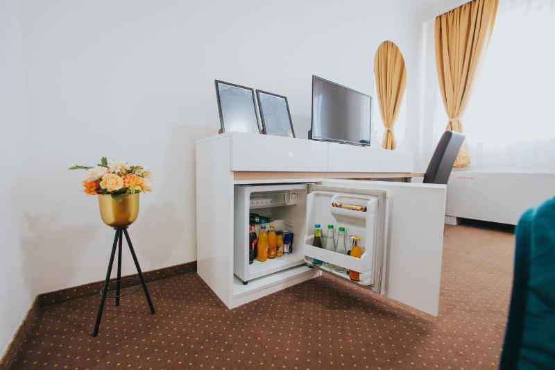Twin Room image 4