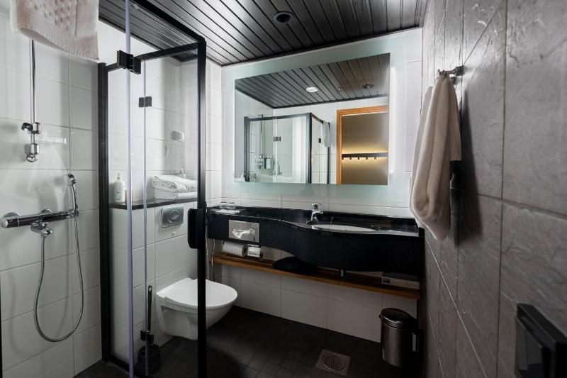 Standard Twin Room image 4