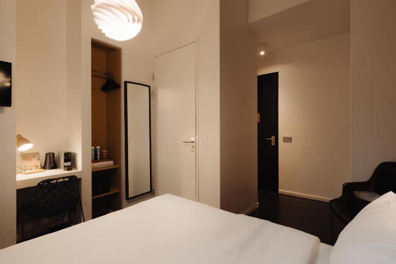 Standard Double Room image 3