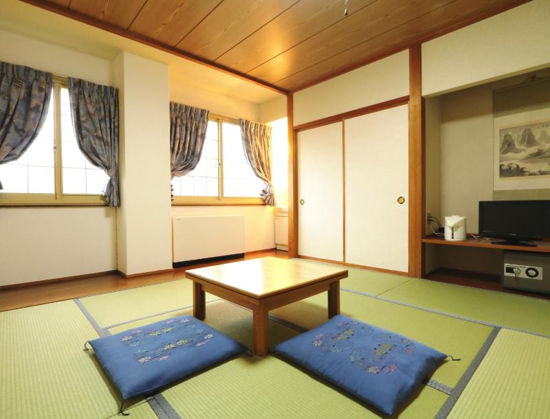 Hakuba Tsugaike Sunrise Tanne - image 6