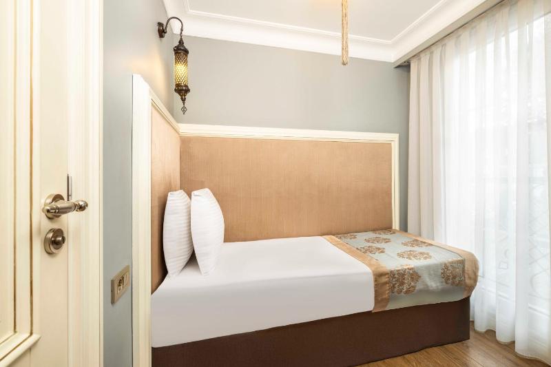 Superior Triple Room image 2